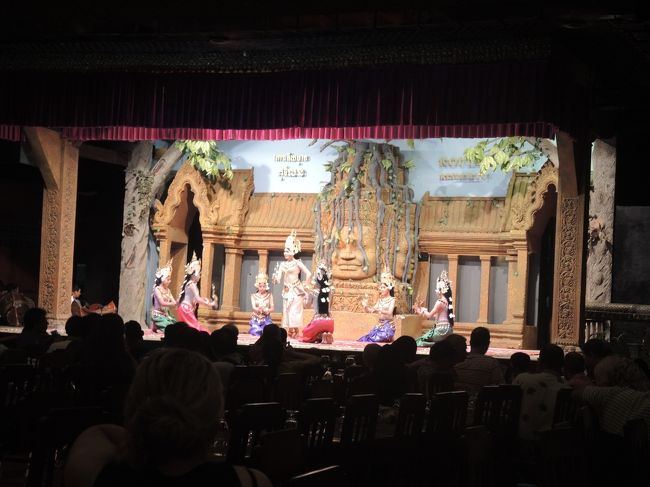 この日は撮影には不向な後方席（望遠を使うとどうしてもブレやすくなります）だったこともあって、アプサラダンスの紹介は後日「アマゾン・アンコール」を訪れたときの方で。<br /><br /><br />そんなこんなで、シェムリアップ観光の主な部分をかいつまんで取りそろえたような初日の長い観光が終了しました。<br /><br />明後日には、1日かけて遠くのプリア・ヴィヘア寺院まで遠征することにしていますが、それ以外はノープランでシェムリアップに6泊予定です。<br /><br />あまり観光にふりまわされずに、のんびりしたい･･･とも思いますが、貧乏性なので、どうでしょうか･･･。