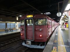 金沢駅で七尾線に乗換え。
車両が良い感じの色。

この時点で自宅出発から３時間近く。
朝食はミカン１つだったので空腹です。