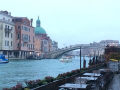 ２日目のホテルはベネチア、サンタルチア駅から歩いてすぐのプリンチペ。
画像はホテルの裏口から眺めた朝の大運河です。この日はぎりぎりアクアアルタにはならない水位でよかったー。
周りにはお土産屋さんやリストランテもあって治安はいい感じ。
ベネチアのホテルにありがちなんですが、同じフロアーでも階段を３段ほど上ったり下りたり。
それとなんだか独特な匂いがしました。すぐに慣れますが。
私の部屋には伝統的なベネチアの格好をしたおじさんが変な体勢で座っている妙な写真が飾られていて、笑えたけどちょっと怖かったです。
バスタブあり。ポットなし。無料Wi-Fiあり。


２日目の晩ご飯はツアーの皆さんとホテルから少し歩いたお店へ。味に深みのないイカ墨スパゲッティと味がしない白身魚のソテーとティラミス。ティラミスが救いでした。ツアーのご飯ってほんとに・・・。
ホテルの朝食はおいしかったです。