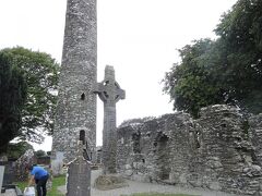 気が付いたらアイルランドに入国しており、Monasterboiceという遺跡に立ち寄りました。
もともとは5世紀頃からあった施設だとか。