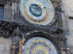 有名な天文時計。

上がプラネタリウムで、下がカレンダリウム。

プラネタリウムは年月日時で、カレンダリウムが四季を表してるんだって。