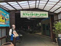 <1日目>
那覇空港に到着後、レンタカーをピックしてまずは本島南側をドライブ。
快晴の中を突き進み、腹ごなしに目を付けていたレストランへ。
沖縄旅行一発目になぜかタイ料理を選択。。。
実は那覇空港から南部へのドライブの際に大人気のお店です。

「こんなところに店が？」という場所でしたが、お店入ると人だらけ。20分ほど待って座れました。我々が入ったあとも次から次へとこのへんぴな場所にあるタイカレーを求めてお客さんがやってきます。みんな、沖縄料理に少し飽きたのかな？