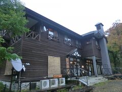 至仏山荘。

東京電力が所有する尾瀬一帯は尾瀬林業が管理しており、山小屋も運営しています。