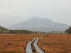 ズームしてみましょう。

東北地方の最高峰‥
燧ヶ岳(2483m)です。
こちらは群馬県ですが、あちらは福島県なのです。