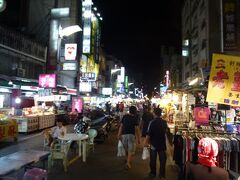 宿のある美麗島駅まで戻ってきて
先日行った六合観光夜市を覗いてみました

店はやってるけど、全然活気がないよ