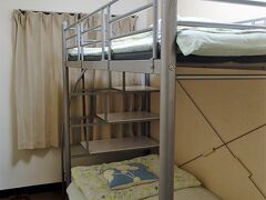 今日は那覇市内のゲストハウス「グレイス那覇」に宿泊です。
個室タイプのお部屋を予約してました。
先日ドミトリーが眠れず辛かったので、個室にしといてよかったです。