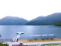 牧場から１時間弱で然別湖に到着！

青い静かな湖。
うーむ、でも曇ってる……。視界はいいけど。

とにかくまずは腹ごしらえ。
然別湖ネイチャーセンターの建物２階にある〈Cafe mubanchi〉でランチすることにします。

カフェは湖に面していて、眺めがとってもいい♪

★〈Cafe mubanchi〉
http://www.nature-center.jp/mubanchi/index.html