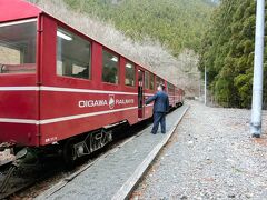 日本全国を代表する超一流の秘境駅。
秘境駅ランキング2位、尾盛（おもり）駅。11:37着 
うちの最寄り駅からここまで6時間33分、乗り換え5回 
車掌さんの車内アナウンスでも、秘境駅であることが紹介される。 
下車したのは私ひとり。