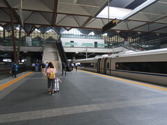 蘇州へは上海虹橋駅から高速鉄道でやって来ました。
2等車で運賃は39.5元と700円しない位で安く早く快適に移動できました。

今回のホテルはホリデイインジャスミン蘇州で地下鉄の石路駅から徒歩5分位の距離にあるので蘇州駅から地下鉄に乗り換えてホテルへと向かいます。

地下鉄に乗り換える前に蘇州交通センターで蘇州漫遊カード（蘇州のプリペイド式公共交通カード）を入手してから地下鉄で2駅先の石路駅に行き、ホテルへと向かいます。