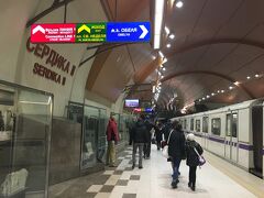 そして2つの地下鉄線が交わる唯一の駅、セルディカ駅到着。