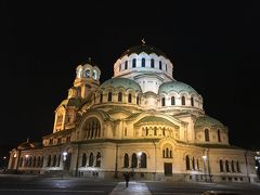 解放記念像からすぐの場所にあるこちらが、ブルガリア最大で最も美しいとされる寺院、アレクサンダル・ネフスキー寺院。
19時を過ぎていたため中には入れなかったものの、外観だけでもインパクトあり。