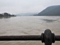 Deutsches Eck（ドイチェス・エック ・直訳すると「ドイツの角」）

ライン川とモーゼル川が合流するところ。
天気が良く川の流れが穏やかな日には、右側のライン川と、左側のモーゼル川の色が異なっている光景が見られます。今回はあいにくの天気で分かりませんでした。
