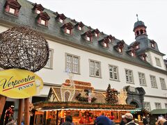 Rathaus（市庁舎）

市庁舎前の広場でもクリスマスマーケットが開かれています。市庁舎の屋根の窓は、アドベントカレンダーになっていました。