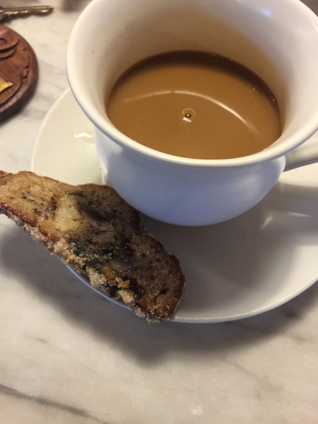 バリ島の前に　弾丸ジパングで、、帰国したら　お友達からシュトレンが届いていた♪　これが美味しい、、だからジプロックに数枚うすめにｗ切ったのをいれてバリ島まで持ってきたのであった♪