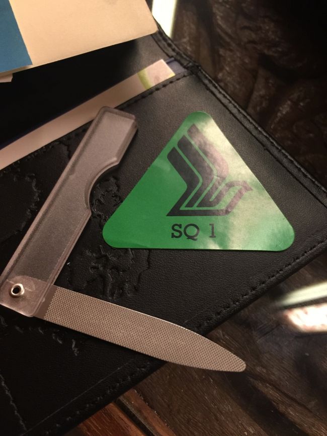 乗り換え＠香港　で胸などにわかりやすいようにつけてと言われるスティッカーだが　いつもは〇とか□だったはず、、今回は△！<br />そして　ムジルシでかったネイルファイル、、これがとても良いでする♪<br />あと2個買っておけばよかったｗ　今度ジパングに行ったら買いませう、、<br />ていうか来週　ロンドンに行く時　あほらしい行程で行く、成田にも数時間いるので無印で買おうかしら、、憶えていたら、、乗り換えだから、、時間があるかわからないのである、、でも　おすすめなので、、　ネイルをファイルするのが好きな人、、ご一考くださいｗｗ