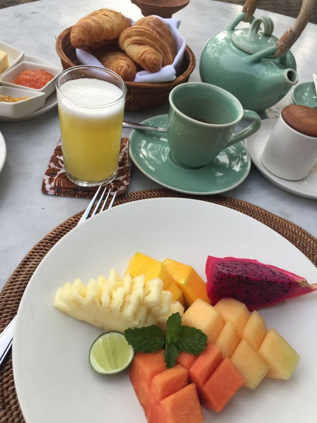 毎日　フルーツ　雨季はええなぁｗ　<br />そして　これは　ココナッツウォータァにパイナップルの飲み物