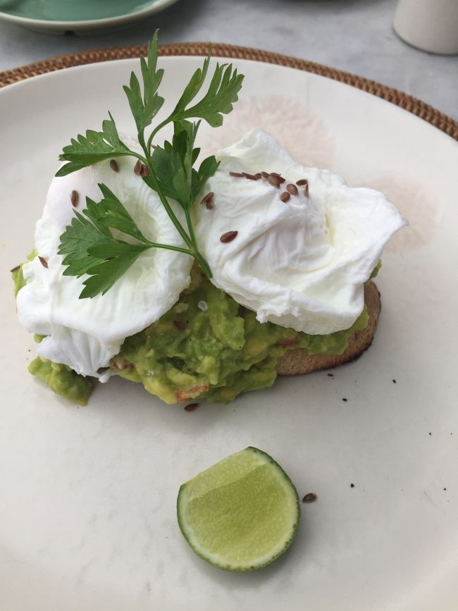 そうだ、メニューが少し変わっていた、<br />スモークトサーモンのなんとかって、、、いうのもあった、<br />これは　アヴォカドトーストに　ポーチドエッグ♪<br />美味しかったぜお♪