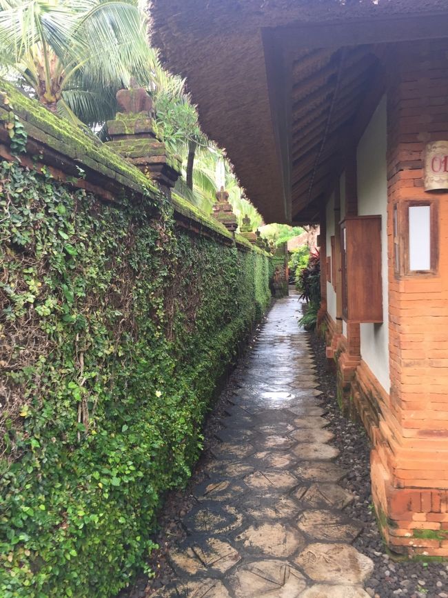 バンガロウ棟の通路♪<br />タンジュンサリでは一番安いカテゴリーのバンガロウですが<br />一番いとおしいｗｗ