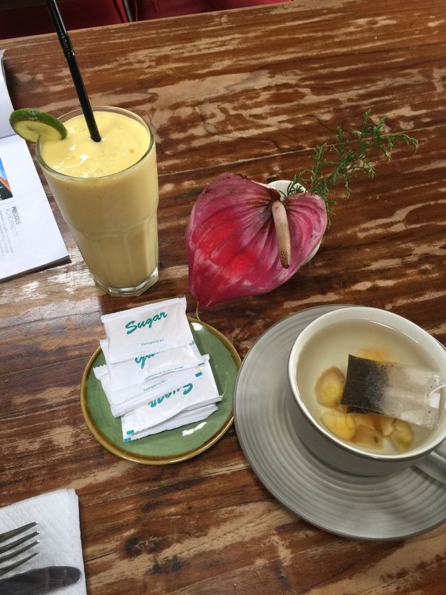 どこかで　お茶した時、、生姜の紅茶、サリワンギじゃない　何とかっていう　バリで採れる紅茶、、何でしたっけ？　と、、マンゴースムージィ（スムージィは　味見し忘れたｗ　）