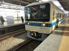 来ました。
昭和58年デビューの8000形‥
スレンレス車両が増えているけど、小田急の通勤電車と言ったらこの色だよな。
では、乗りましょう。

④小田急:急行 小田原行
海老名.8:26→本厚木.8:29 (2.9km/乗0:03)
乗車車両‥小田急8508