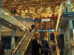 午前8:50にヘルシンキ ヴァンター空港に到着。入国審査場もあまり混んでいなかったので、11：００頃にはホテルに到着できました。空港はクリスマスのイルミネーションがとっても素敵。初めてのヨーロッパなので、何もかもが新鮮です。

空港からホテルまではHSLの地下鉄を利用。チケットは事前にHSLのアプリ（https://www.hsl.fi/en/mobileticket）を携帯にインストールしておき、出発前にデイチケットを購入しておいたので、空港では地下鉄に乗るだけでスムーズでした。

ヘルシンキ市内を走るトラムの路線が今年（2017年）に変わったと聞いていたので、新しい路線図もHSLのサイトからダウンロードしていたのですが、結局トラムには一度も乗らなかったので、必要ありませんでした。