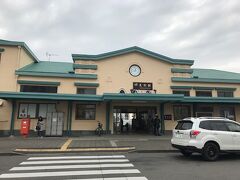 腹を満たして、小山発12：02→足利12：41の両毛線に乗り込みます。
こちらもガラガラで至極快適。

足利駅、初めましてー！曇天なので写真が暗い…。