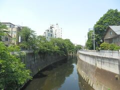 西早稲田駅から1.5kmほど神田川に架かる駒塚橋．
途中この日乗る都電荒川線の終点早稲田停留場の脇を通る．
乗車はもう少し後．