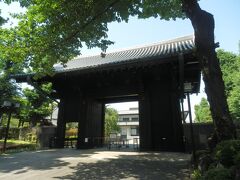 寛永寺旧本坊表門(黒門)．輪王殿前に建つ．
かつては国立博物館の位置に寛永寺の本坊があり，そこの表門だったもの．
上野戦争で本坊が焼失した際に残り，博物館の正門として使われたのちに現在地に移されている．
江戸初期の建造，三間薬医門，切妻造，本瓦葺，国重要文化財．