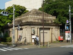 東京国立博物館を後にし，西へ．
レトロな石造りの建物は旧京成電鉄博物館動物園駅舎．
京成上野と日暮里の間にあった駅で2004(H16)年に廃止になるも駅舎は残る．