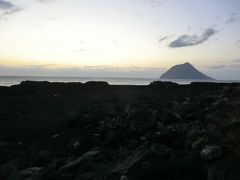 16:52
南原千畳岩。
八丈富士の噴火で出た黒い溶岩流がそのまま固まってできた海岸です。

南原千畳岩.16:52～16:56