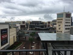 高鐵桃園駅は目の前にMRTの高鐵桃園駅があり(ややこしい)乗り換えて1駅の桃園体育園区駅まで行きます

高鐵桃園駅前にはグロリアアウトレットモールがありますが閑散としていました…まぁ平日だしね