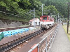 ここで機関車を増結します。後ろに接続する感じで電気機関車がやってきました。
アプト式の電気機関車です。線路と線路の間に歯車の歯のようなものがあります。これに噛んで勾配を登っていきます。