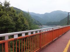 そして有名な駅に到着です。湖の中に半島のように突き出した場所に作られている駅です。
