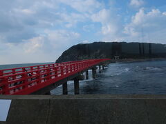 歩ける距離なら...と思っていた、雄島。
目的地の一つ手前のバス停でした。
バスが目の前まで行ってくれたので
ここから拝ませてもらいました。