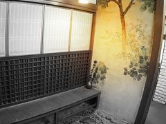 【鯛よし百番、大正時代の置屋で、歴史を偲ぶ】

これは、家屋を再現したお部屋.......縁側を演出.....