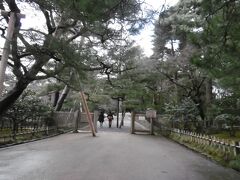 美術館を出て，次は兼六園に向かいます。
道路を挟んですぐ兼六園の入口です。