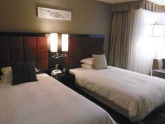 金沢での宿泊はホテル日航金沢です。
お部屋，広いです。
スタッフの対応もとてもよいです。