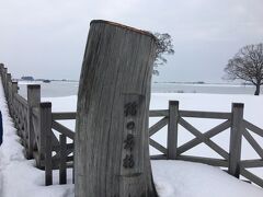 　鶴の舞橋は木でつくられた日本一長い三連太鼓橋です。別名、長生きの橋だそうです。
　ＪＲ東日本のコマーシャルで鶴の舞橋をバックに吉永 小百合さんが出演したので有名になりました。
　水面は氷と雪に覆われていました。
