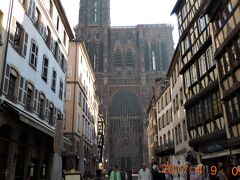 この辺りはグラン・ディルと呼ばれる旧市街で大聖堂と共に世界遺産に指定されています。