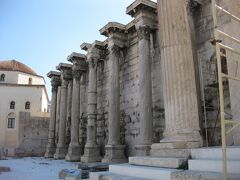 さっさとアクロポリスに行こうかな。しかし、ローマン・アゴラ周辺にもいくつかの遺跡がある。素通りも勿体ないのでハドリアヌスの図書館へ。もちろん古代のパピルスの本が残っているわけではない。でも2000年近く昔に図書館ってのがすごい