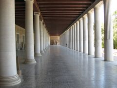 古代アゴラに再現されたアタロスの柱廊へ。外側はドーリア式、中はイオニア式の列柱が並ぶさまは圧倒的な迫力をもって迫ってくる