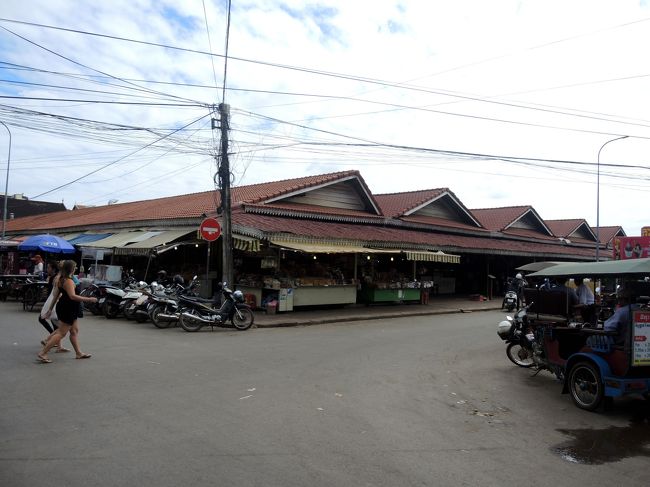 とりあえずは街を散策･･･ということで、ゲストハウスに常駐しているトゥクトゥクでやってきたのは市内の「オールドマーケット」<br /><br />時間はお昼前ごろ。