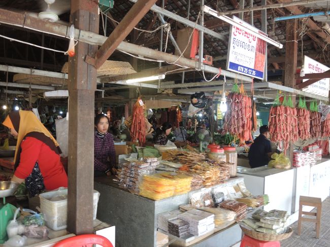 市場内は商品と人でごった返し、肉や干し魚、魚醤や発酵調味料などの臭いで満ちています。まさに“アジア”の雰囲気。<br /><br />マーケットのこうした雰囲気に“不潔感”を感じて馴染めない方にとっては、アジア旅行はお勧めできません。　<br /><br />私は好きです。特に行くところがないときはマーケットをぶらつきます。<br /><br />もっとも、昔感じた高揚感は、さすがに最近では感じませんが。