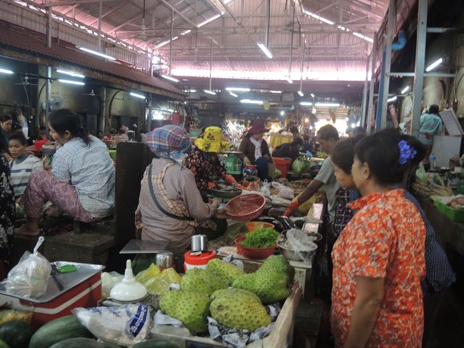 手前のゴロっとしたものは何でしょうか？<br /><br />どこの国でも、マーケットはほぼ女性の世界です。