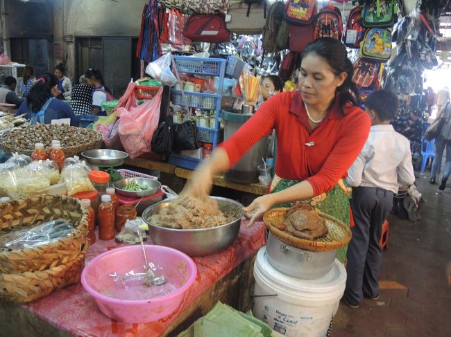 カンボジア料理には欠かせないプラホックでしょうか。<br /><br />プラホックは、発酵させた魚をペースト状にした調味料（そのまま食べることも）です。カンボジアの塩辛とも。