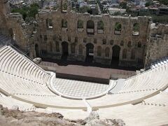 まずは現在でもコンサートに使われているというイロド・アティコス音楽堂へ。アッティカの大富豪のアティコスがアテネに寄贈したというこの劇場。こんだけの劇場を個人で建設するってんだから、相当な資産家だったんでしょうねえ。建設は161年というから、ローマ支配下だから古代ギリシアとはちょっと違うのかも。真新しい客席（6000席）は最近造られたもの