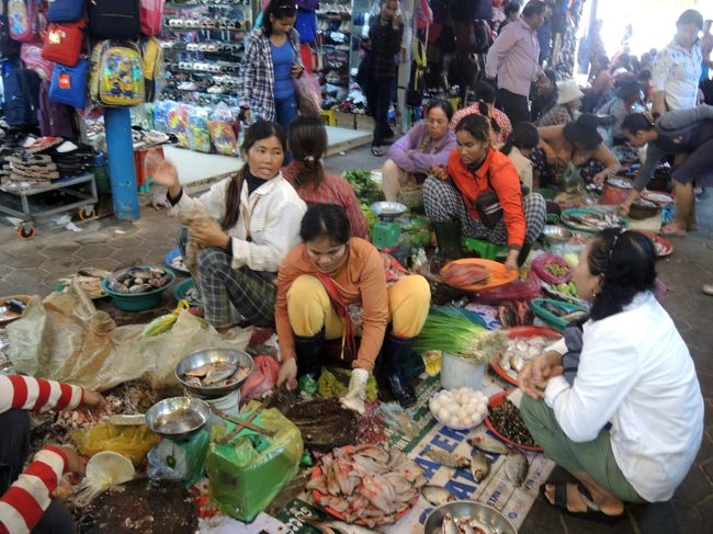 地面にわずかの商品を並べただけの営業も