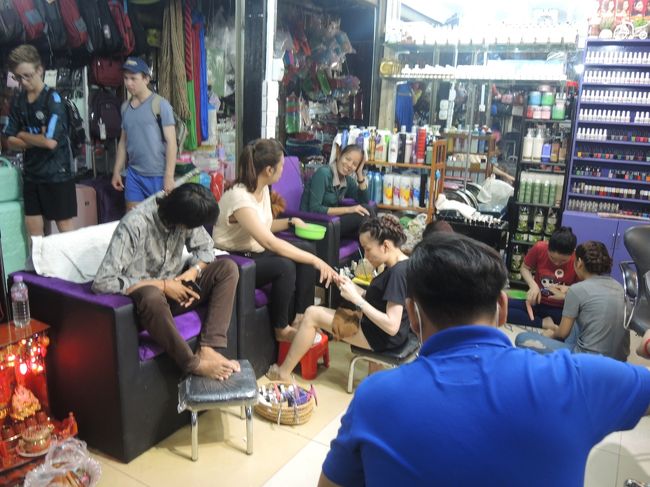 こうしたカオスのなかで、美容コーナーも営業しているのがアジア的です。