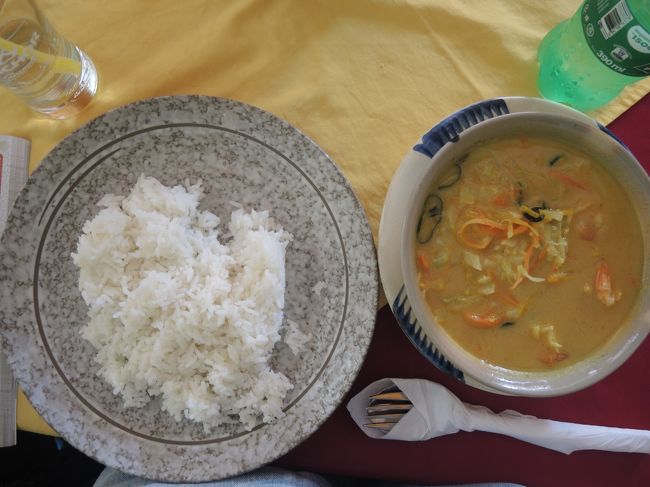 マーケット向かいの食事処で昼食<br /><br />英語表記のメニューで注文したのですが、イメージしたのとは全く違うものが出てきました。<br /><br />ココナッツ味のスープにたくさんの野菜が入ったものでグリーンカレーみたいなもの。結構イケました。<br /><br />お値段はせいぜい100円程度ではなかったでしょうか。<br /><br />カンボジアでは、今も昔も米ドルが流通しています。<br />もちろん現地通貨（リエル）もありますが、外国人相手の店は基本的にドル表示ですし、リエル表示のローカルな店でも、1ドル＝4000リエルで、ドルが普通に使えます。