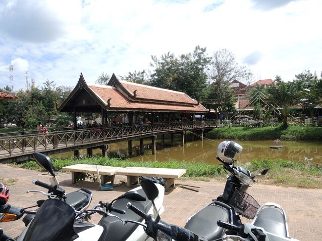 オールド・マーケットはシェムリアップ川沿いにあります。<br /><br />川にはちょっと風情のある橋が。